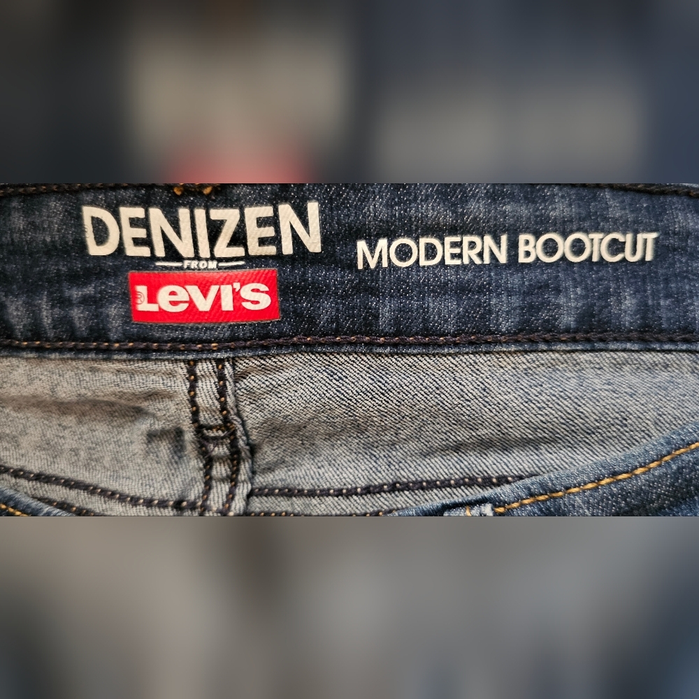 Levi's - Picture 3 of 5
